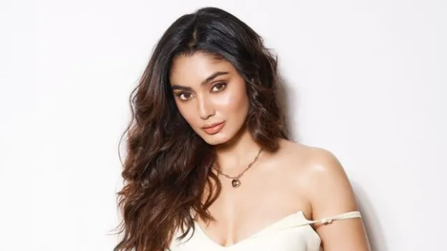 bigg-boss-ott-3-sana-makbul-gets-emotional-as-she-opens-up-about-health-struggles-says-could-not-get-up